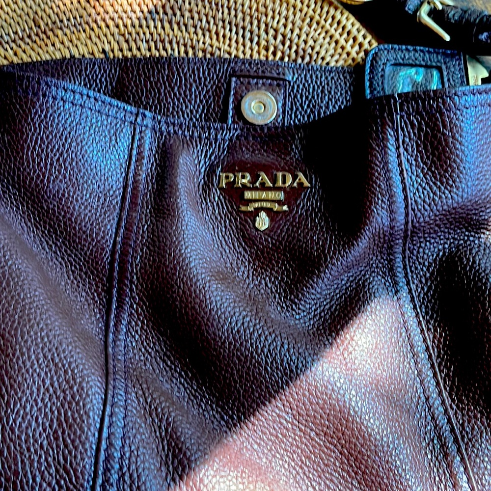 Vintage Prada Bag from 2002. Very good condition . Side pockets .